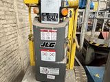 une machine posée sur un chariot dans un entrepôt
