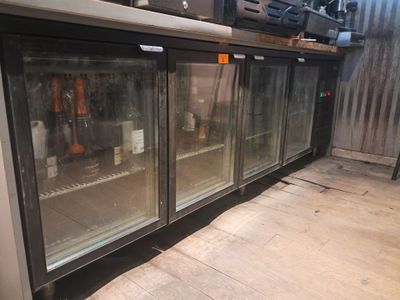 une photo d'un réfrigérateur professionnel à portes vitrées