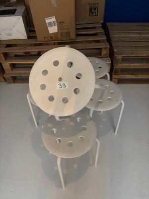 une pile de trois chaises et une table au milieu d'une pièce