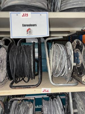 de nombreux types de fils différents sur les rayons du magasin