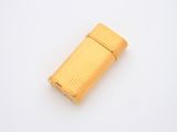 un briquet posé sur une surface blanche