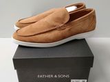 mocassins pour homme de couleur beige, à semelles blanches, sur une chaussure à bout carré noire