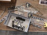 une boîte contenant des insignes de police posée sur une table, à côté d'une paire de ciseaux