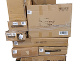plusieurs boîtes empilées sur une palette