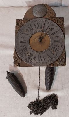 une horloge posée sur une table, avec une plume