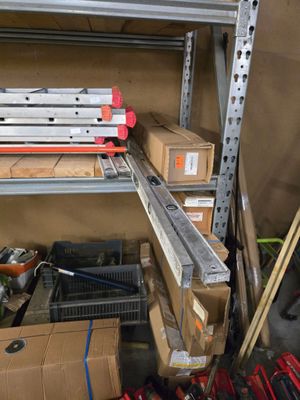 de nombreuses boîtes et de nombreux outils sur les étagères du garage