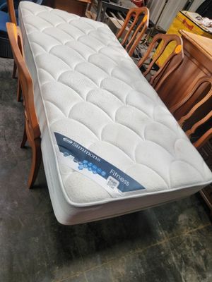 un matelas posé sur une table dans une pièce