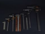 cinq types de marteaux différents sur une surface noire