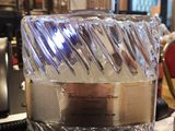 gros plan d'un flacon de parfum sur une table