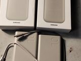 trois téléphones portables posés les uns à côté des autres sur le sol