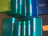 un grand nombre de classeurs posés sur le sol