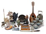 un grand nombre d'objets posés sur une surface blanche