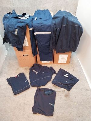 de nombreux vêtements posés par terre les uns à côté des autres