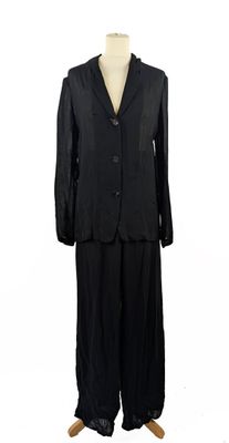 une photo d'un costume et d'un pantalon noirs sur un mannequin