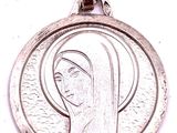 un gros plan d'une médaille d'argent sur laquelle figure le visage d'une femme
