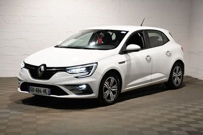 la voiture blanche est garée dans le garage sur le sol en damier