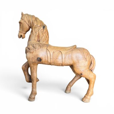 un cheval de bois posé sur une surface blanche