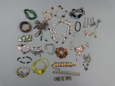de nombreux types de bijoux sur la table