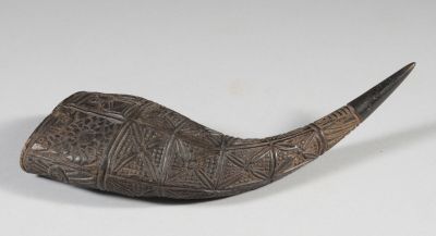 une vieille pipe sculptée dans un morceau de bois
