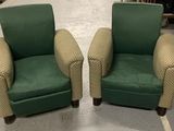 une paire de fauteuils club rembourrés verts dans un magasin