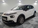 la citrole blanche est garee sur un carrelage en damier
