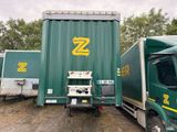 deux camions garés l'un à côté de l'autre