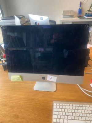 un écran d'ordinateur posé sur un bureau avec un clavier et une souris