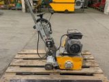gros plan d'une machine sur une palette dans un entrepôt