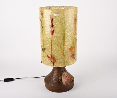 une lampe posée sur une table et munie d'un cordon