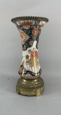 un vase posé sur un support sur une table