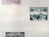 Quatre timbres différents sont accrochés au mur d'une pièce.