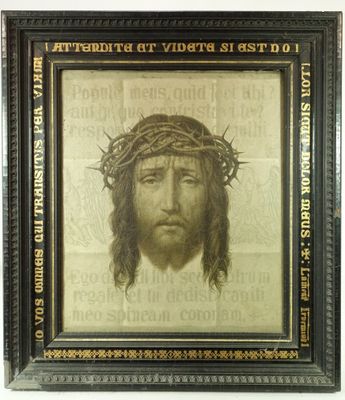une vieille image de Jésus avec une couronne d'épines sur la tête