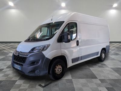 la camionnette blanche est garée sur le sol en damier d'une pièce