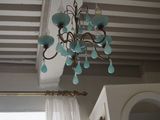 un lustre suspendu au plafond d'une pièce
