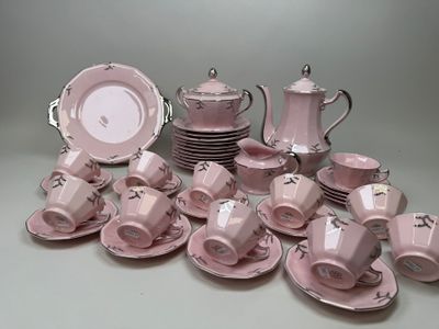 un grand nombre de tasses et de soucoupes sur une table