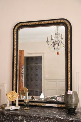 un miroir posé sur une table