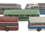 quatre petits bus qui sont rangés les uns à côté des autres