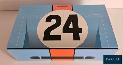une boîte portant le numéro 24, posée sur une table
