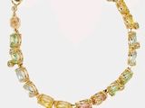 bracelet plaqué or avec des pierres multicolores et une chaîne en or