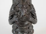 l'image d'une statue d'un homme avec un chapeau sur la tête