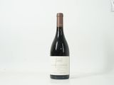 une bouteille de vin posée sur une table