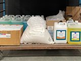 un camion avec beaucoup de bouteilles et de récipients à l'arrière