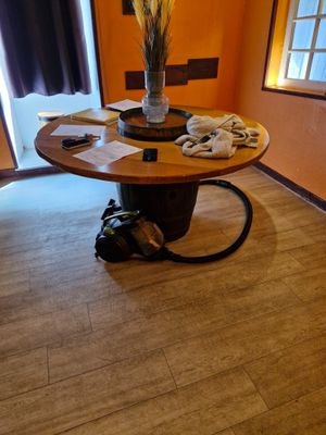 une table sur laquelle se trouve un vase de fleurs