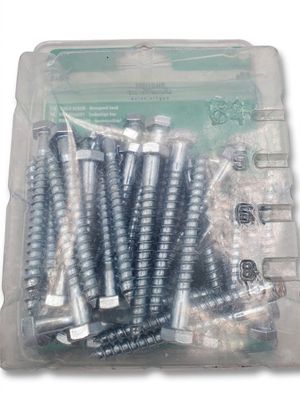 de nombreuses vis dans un récipient en plastique posé sur une surface blanche