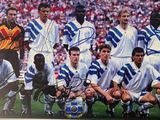 photo dédicacée d'un groupe de footballeurs posant pour une photo d'équipe