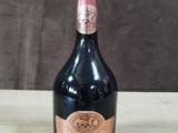 une bouteille de champagne posée sur une table en bois