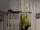 un homme debout dans une pièce baignée d'une lumière bleue