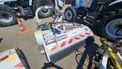 de nombreux tracteurs garés les uns à côté des autres