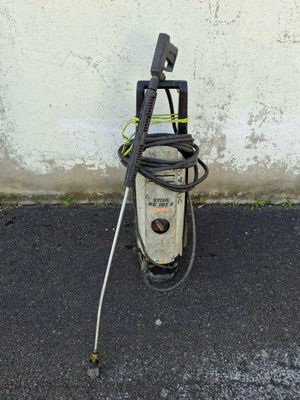 a pressurer that is sitting on the ground next to a wall