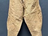 un vieux pantalon suspendu à une corde à linge fixée au mur
